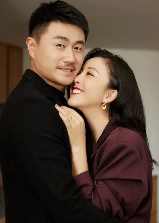 天啊！这个男人本事不小啊！竟然把倾国倾城的黄小蕾给娶回家了！要知道黄小蕾可是实打