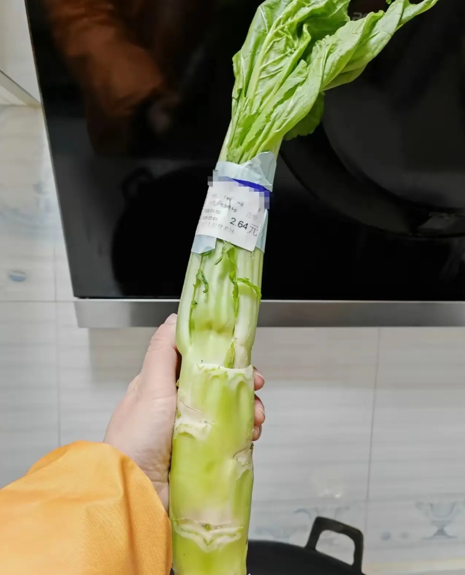 请四川的朋友不要吭声，哈哈，今天我买到了心心念念的菜，湖北的朋友认得吗