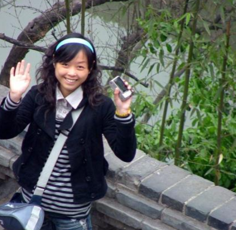 2008年，四川爆发地震，刚毕业不久的年轻女教师向前被压在废墟下，当救援人员找到