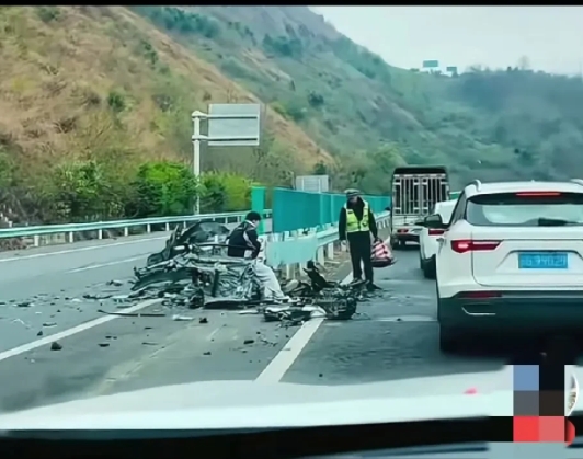 第一次见这么离谱的车祸！
    车子虽然已经粉身碎骨了，但是，驾驶这辆汽车的司