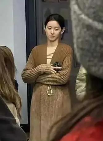 章泽天的一张素颜照。
人有点儿瘦，显的有点老和脸长。而且上额头明显变窄，下巴也没
