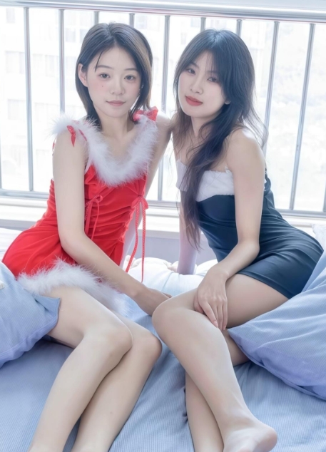 可爱的两姐妹拍照留念，姐姐身着简约修身的黑色抹胸短裙，裙摆刚好到大腿，搭配一双肉