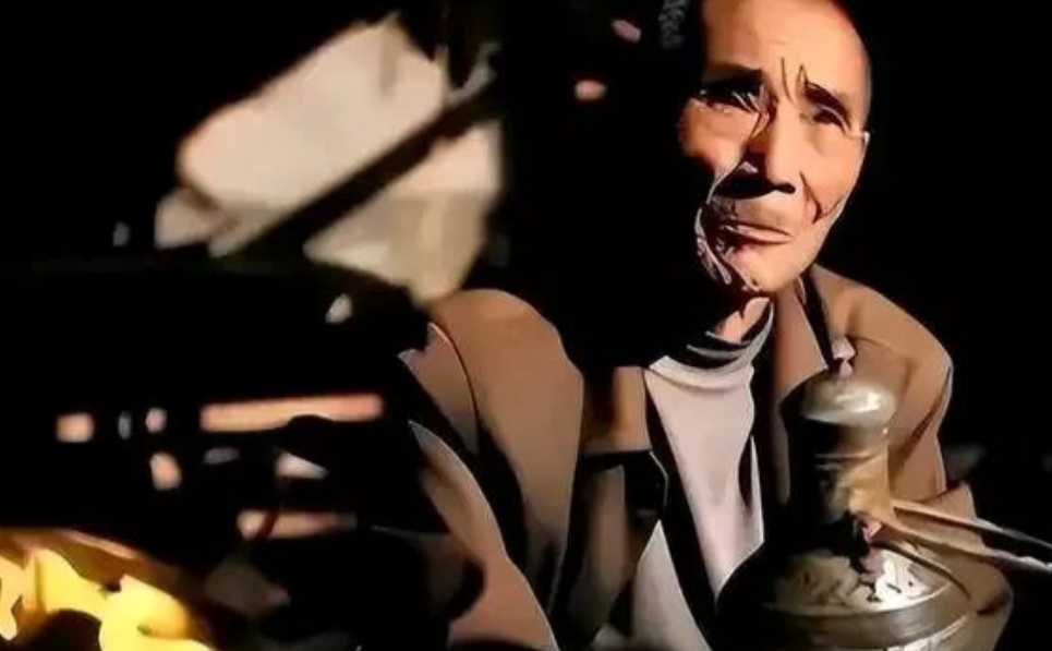 河南一老汉带全村人进行文物“造假”，一年收益高达上亿，甚至专家都无法鉴别真假。然
