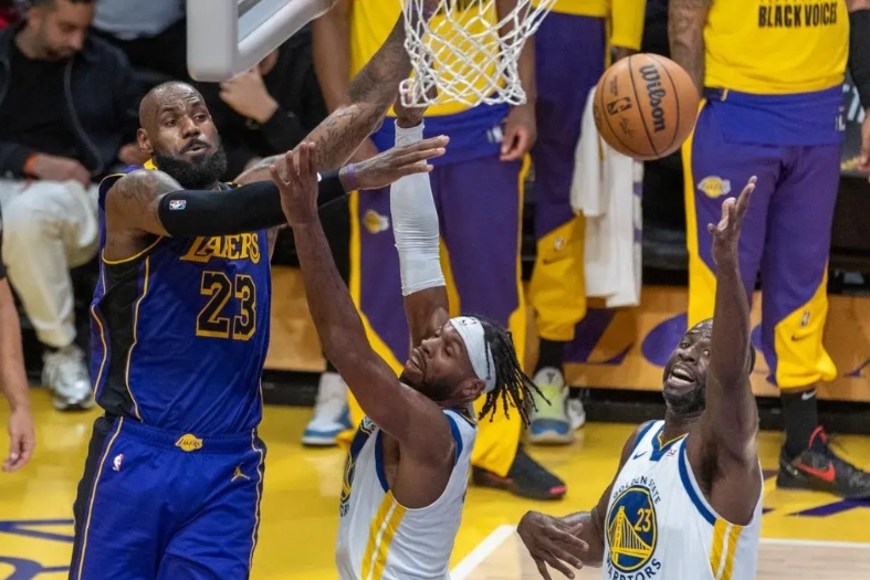 浓眉在的时候，浓眉是战术核心，阵地慢慢凿，防守有保障但是进攻节奏慢。老詹说到底原