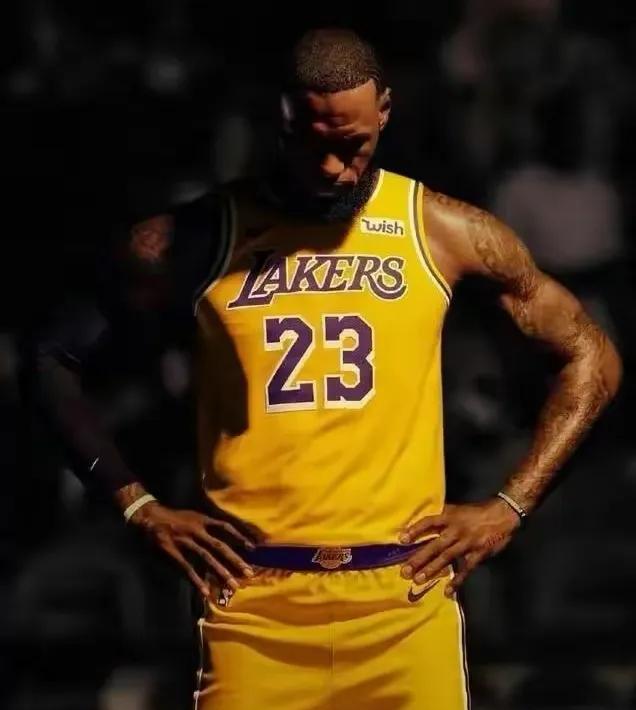 湖人队送走戴维斯与克里斯蒂后，队里还剩谁？
1、球队绝对核心勒布朗詹姆斯，40岁