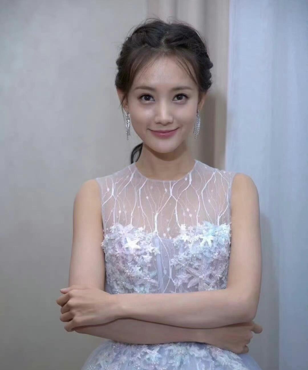李一桐标准的美女
