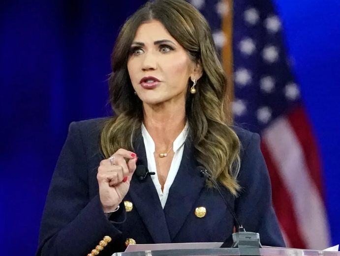 Kristi Noem（克里斯蒂·诺姆）是美国南达科他州的第33任州长，也是该州