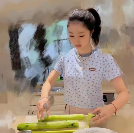文章曾活跃于影视圈，给观众留下深刻印象。近日，他大女儿制作凉面的画面曝光，女孩长