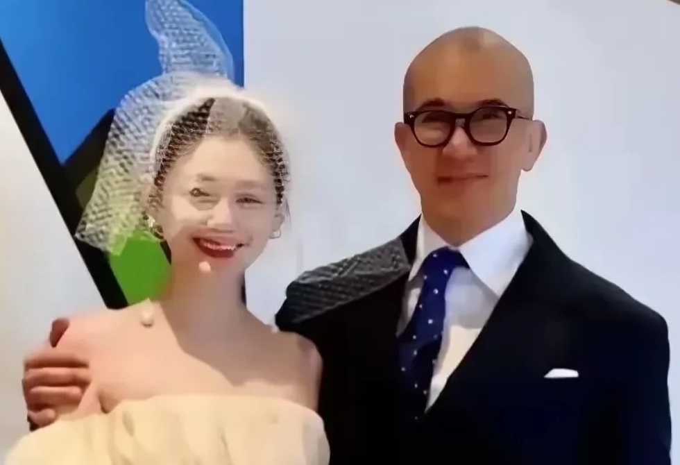 具俊晔
真是个谜
越看越看不懂

你说他不爱大S吧

他情绪价值提供的满满
二十