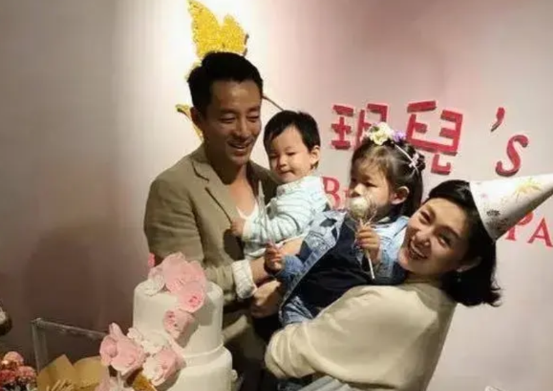 大S又被打脸了！她居然把社交媒体头像换成和孩子的合照，出尔反尔的永远是她！互联网