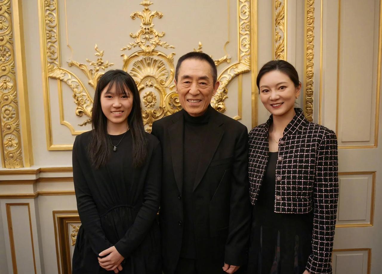 张艺谋夫妇和女儿。
18岁的张壹娇出落的亭亭玉立，
