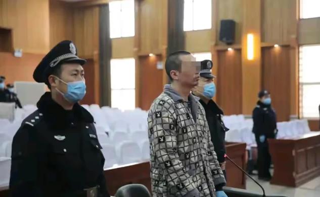 “这就是强拆的下场！”河南漯河，凌晨2点，近百名陌生人突然闯入男子家中，把夫妻俩