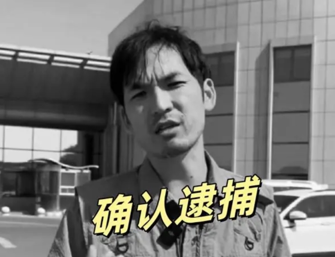 “铁头”从来不是打假英雄，也不是爱国英雄，更不曾主观惩恶扬善，他就是个泼皮、无赖