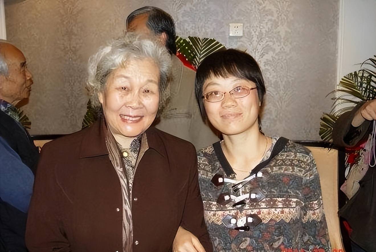 1998年，“国宝级”的女歌手于淑珍宣布退休，儿女们争着要孝顺她，但于淑珍坚决要