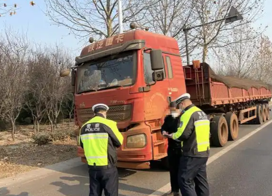 2019年，陕西，一大货车被交警拦下，被查出车辆行驶证是伪造的，结果司机被罚款5