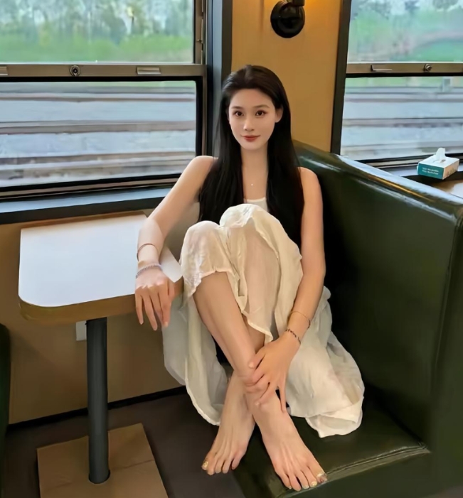 前天去了趟北京，在绿皮火车上 依然有慢悠悠的风景，对面坐的这一女子，她的这坐姿让