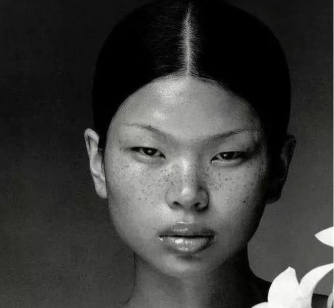 1999年，18岁的吕燕去面试模特，她满脸雀斑，一个男人对她说:“你真漂亮，真好