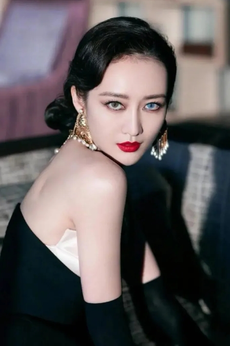 她真是太适合去演那种“蛇蝎美人”的角色了吧！

烈焰红唇、大波浪、当她用那种充满