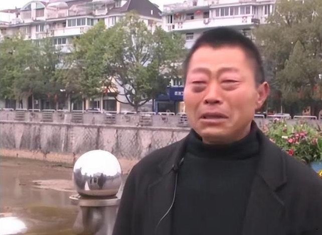 在一个充满偶然与命运的世界中，有时一则简短的新闻就能改变一个人的人生轨迹。200