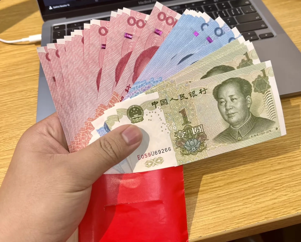 妈妈骂我是嫁出去的女儿泼出去的水！元旦那天我弟弟结婚，我这个做姐姐的给包了个28