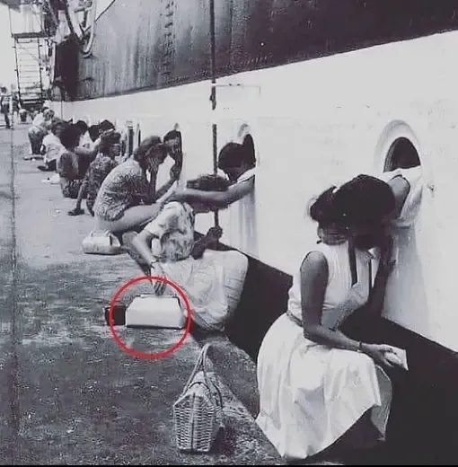 这张照片，不仔细看，还以为这群女人在傻傻地干什么呢？
二战时期，士兵奔赴前线，妻