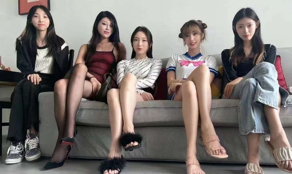 她们这样看着你，就问你怕不怕…