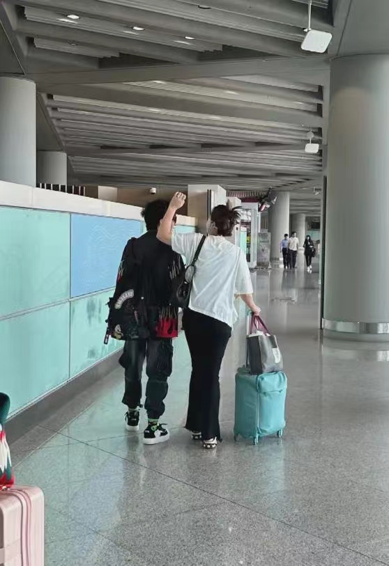 歌手大张伟被曝和经纪人刘迎育有一儿一女