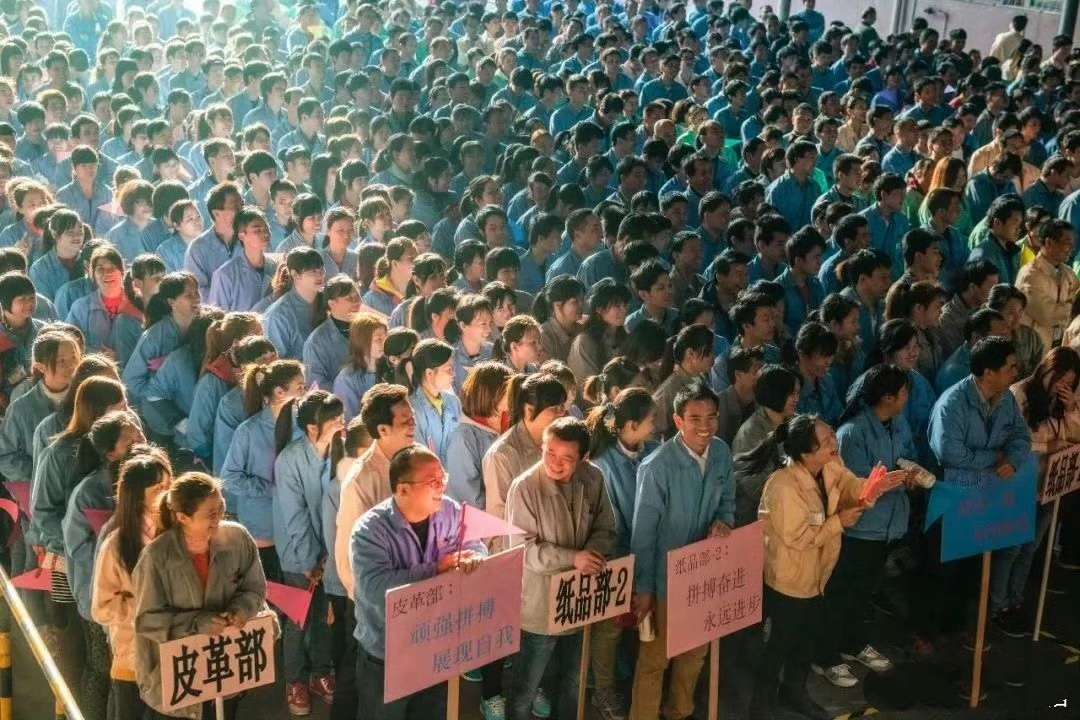 每个人的脸上都洋溢着灿烂笑容