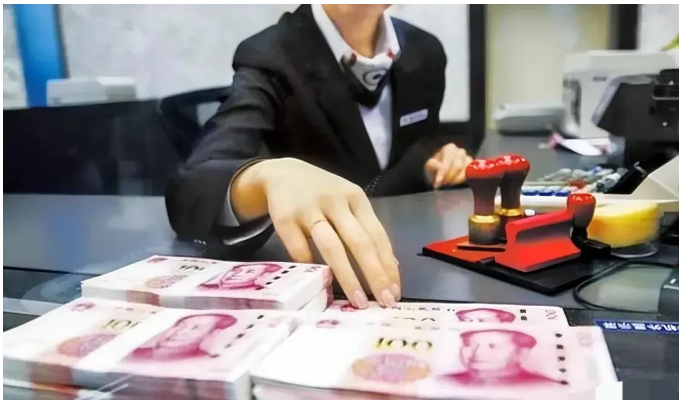 河南，一男子银行存了200万，1年后去取钱，可银行却说没这笔钱，男子这才得知，竟