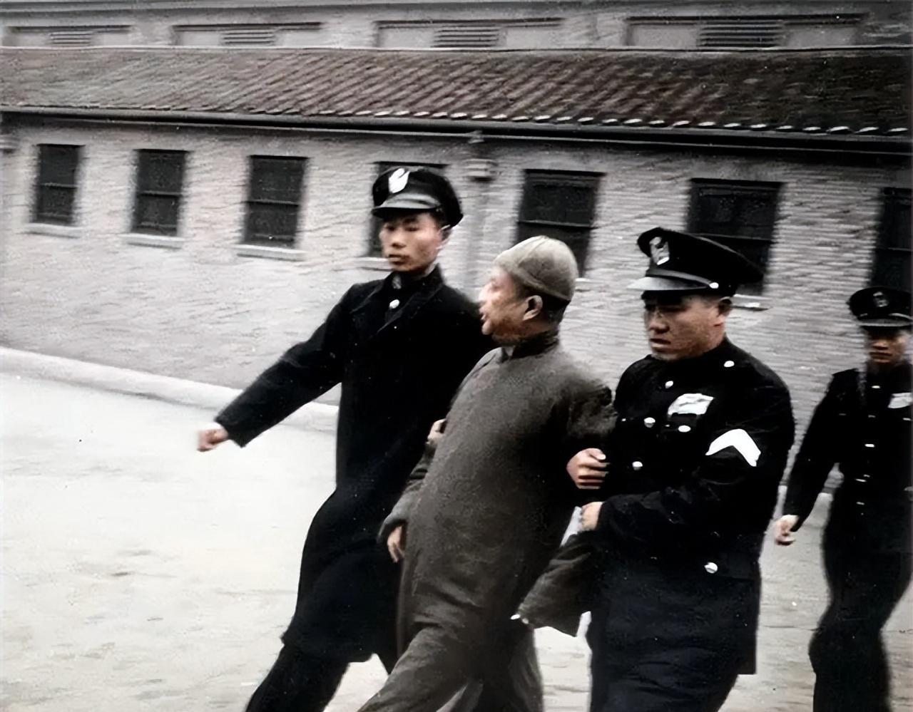 1947年，冬天，殷汝耕被押赴刑场时留下的照片。照片上的殷汝耕似乎不服对他死刑的