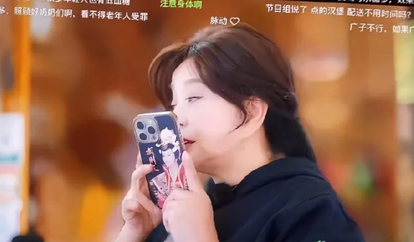 快看晓庆的手机壳[呲牙]
这个综艺里最讨喜的就是刘晓庆了。70多岁了，吃得香，跑