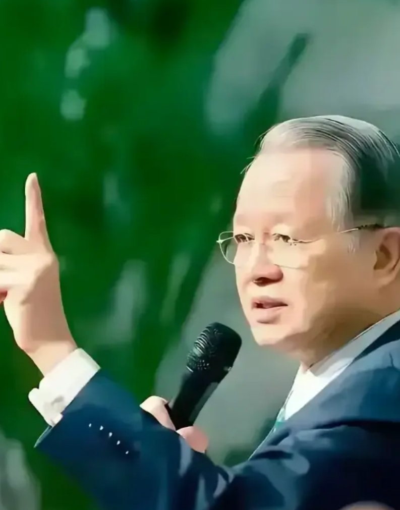 美国人为什么拼了命也要当总统，原因很简单：

第一、每年享有约20万美元的丰厚退