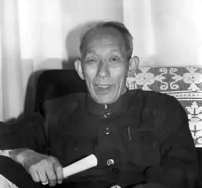 1937年11月初，文强拿着日本特务送的一大捆钞票去找戴笠，戴笠脸色大变，嚷道：