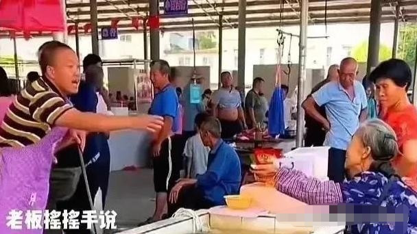 这个摊主火了，善心的力量