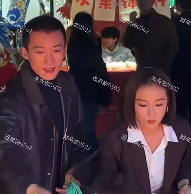 深圳海上世界偶遇大嫂高叶，她在拍吻戏!
演员真的很有信念感，当着那么多人还可以一