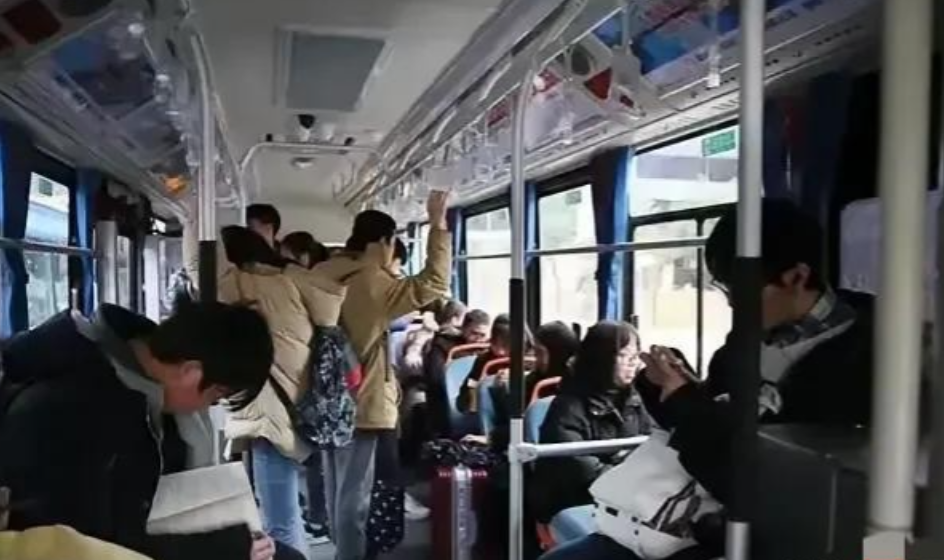 真恶心！在公交车上，一个男子竟然脱下裤子，将性器官直接蹭在前面女生的身上。女生非