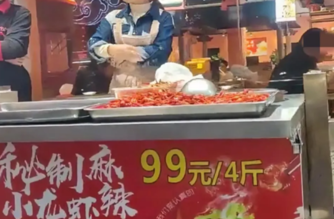广东东莞，某龙虾店挂着横幅“龙虾99元4斤”，一女子看到，觉得很划算，于是买了9