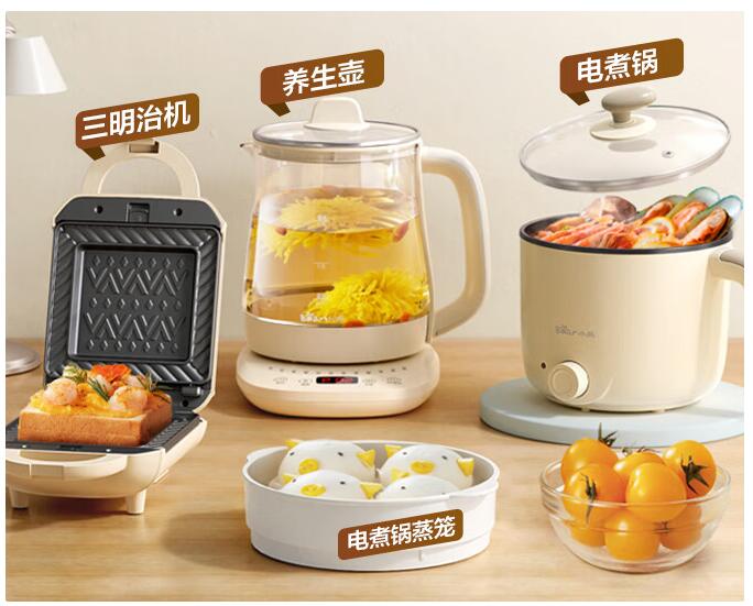 小熊电器推出精选宿舍套装现已上架京东平台，包含养生壶、多功能电煮锅、三明治机三款