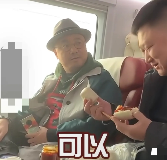 徐峥怎么是这样的人？
高铁上旁边一个人在吃馒头，
徐峥馋的口水快流出来了，
那个