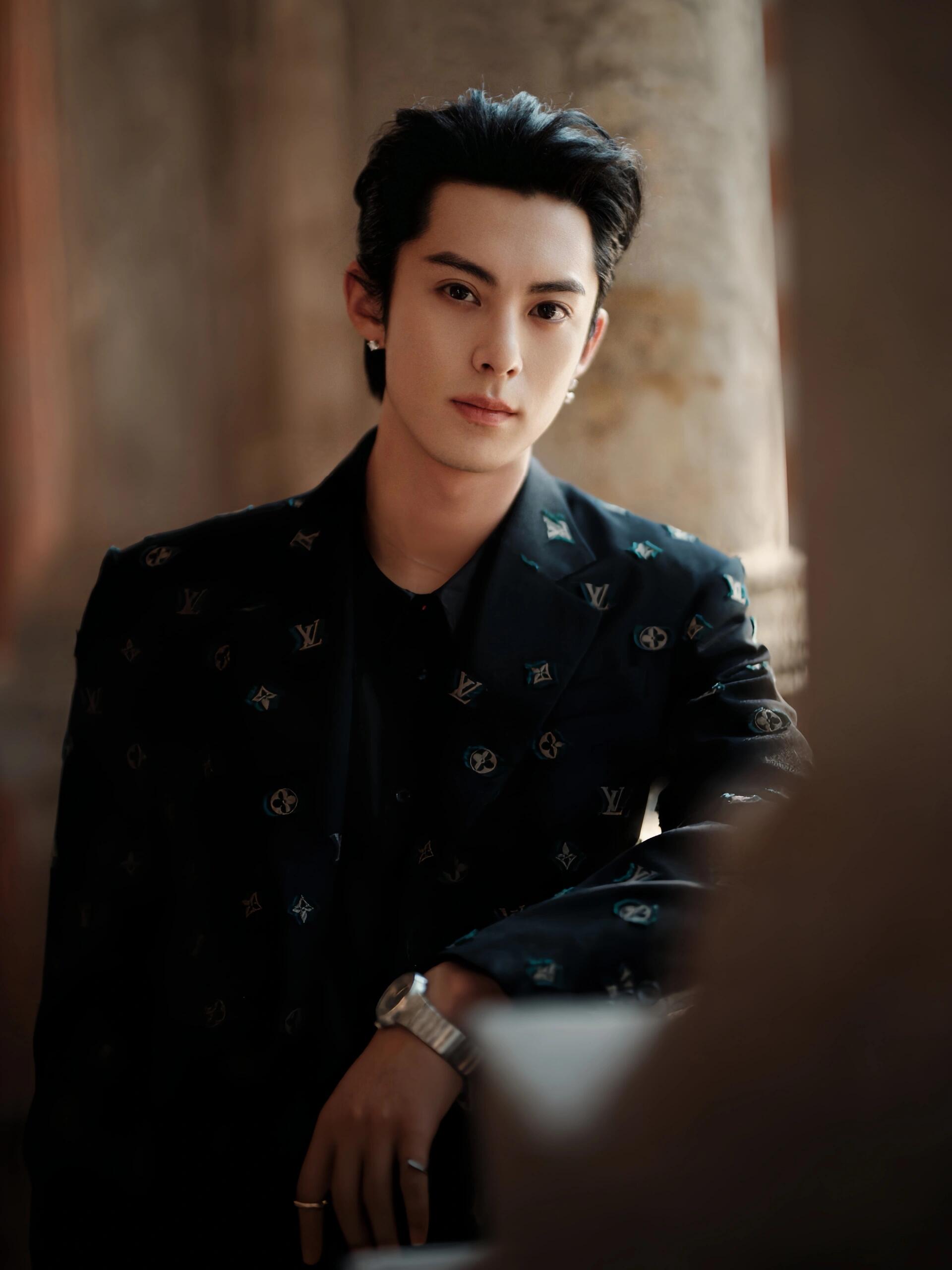 王鹤棣过于帅气哦