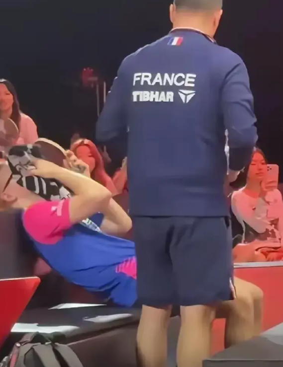 今夜新加坡不相信眼泪！
埃及17岁的汉娜高达哭了；
法国18岁的小勒布伦哭了！