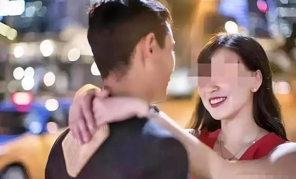 “太奇葩了！”辽宁，一五旬男子在给车做保养时，认识了汽修店小其17岁的女老板，两