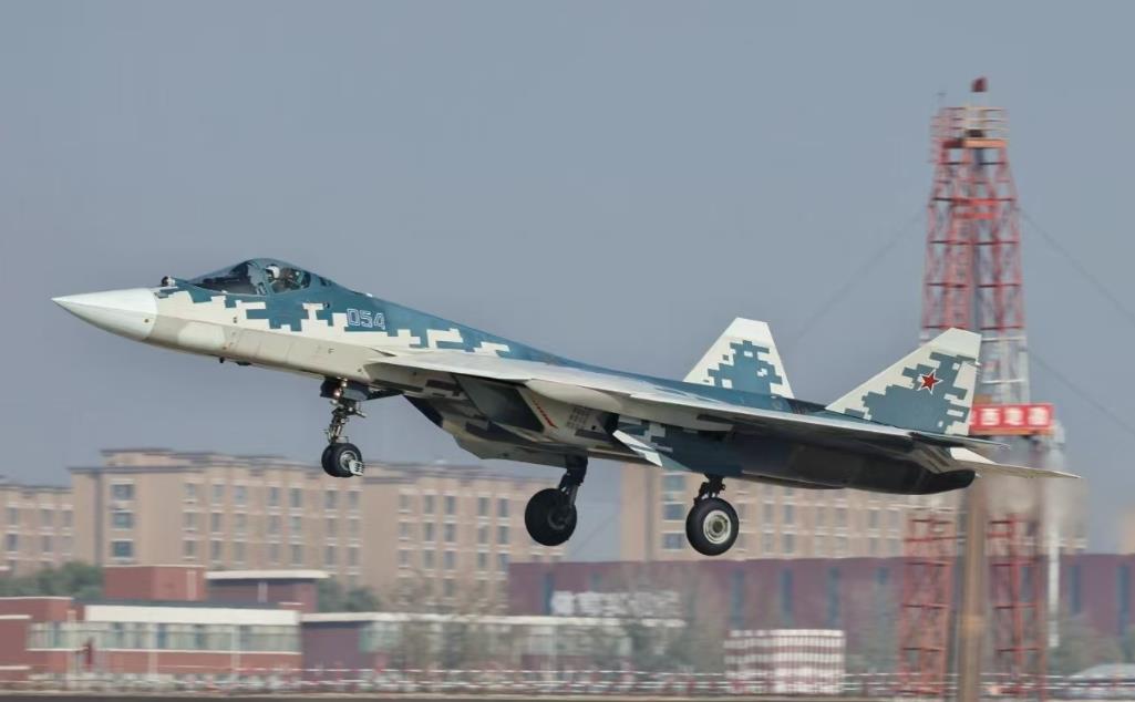 这个消息应该足够重大，俄罗斯隐形战机苏-57首次来到中国，在山西太原降落！
这是