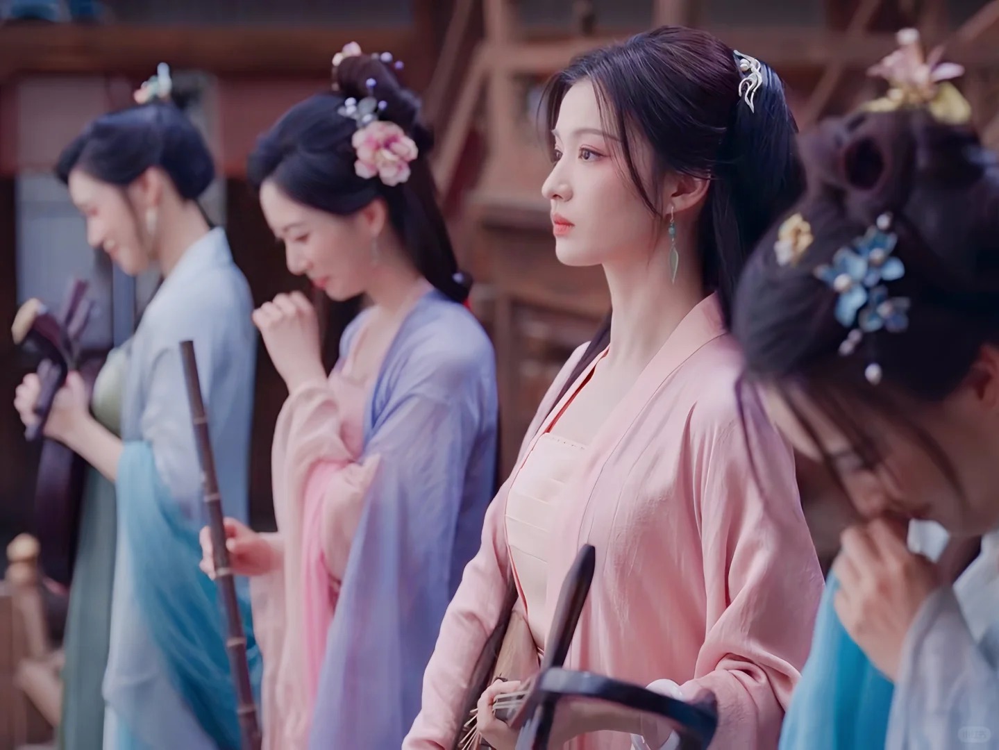 同样是演《庆余年》中的花魁，你更喜欢谁？
同样演花魁，对比25岁王楚然和36岁王