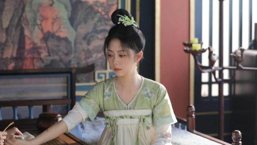 谭松韵为新剧扫楼，一袭红裙美得太精致，和郑业成同框看着很搭！