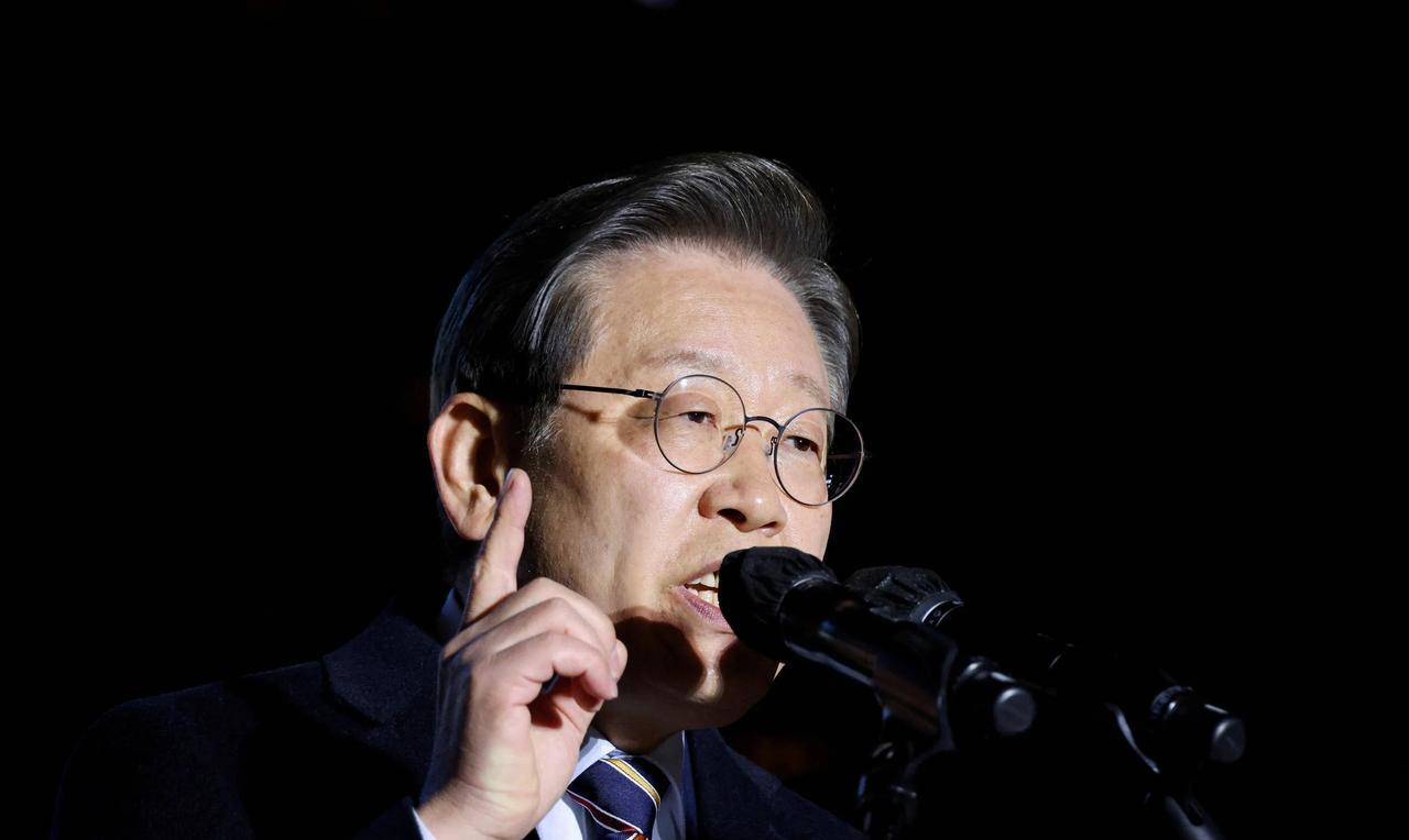 不愧是李在明，手段果然高明！
按照目前的情况，不出意外的话尹锡悦的结局应该与朴槿