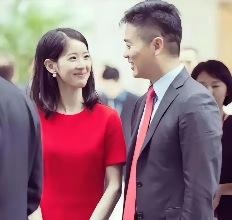 一次，刘强东母亲过生日，章泽天却远在美国学习。
刘强东就一个人带着女儿回老家给母