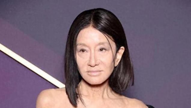 75岁王薇薇：黑长直头发剪短了，皮松肉垮又瘦又干，仍大胆穿抹胸