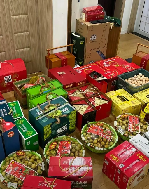 大早上的，我一看这满屋子的礼品瞬间就懵了！
细问一下我爸妈才知道是我妹那谈了快三