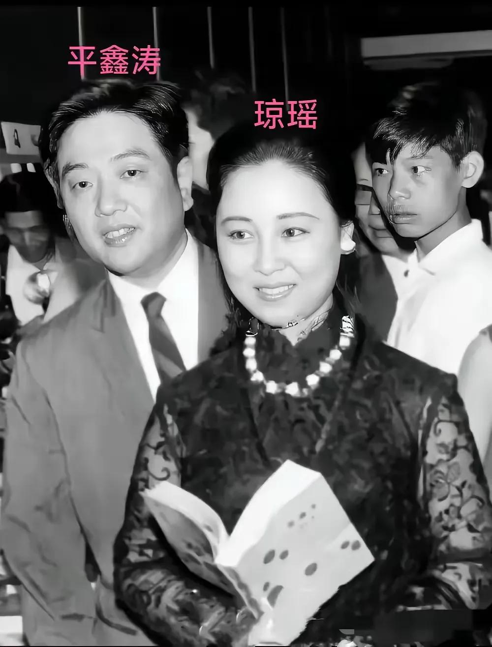 琼瑶的经典理念不就是爱情至上吗，金钱在她的爱情面前就是粪土，当然选择爱情。
 